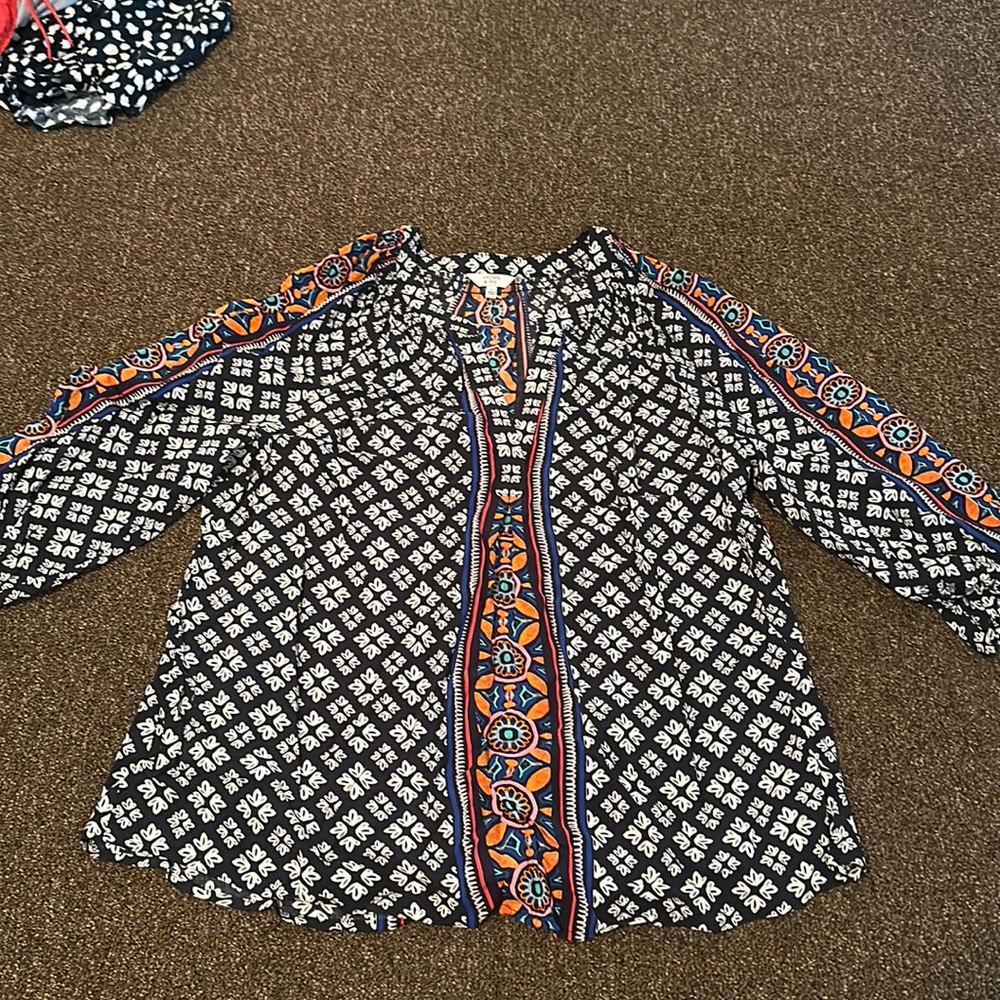 CROWN & IVY 3/4 SLEEVE BLOUSE